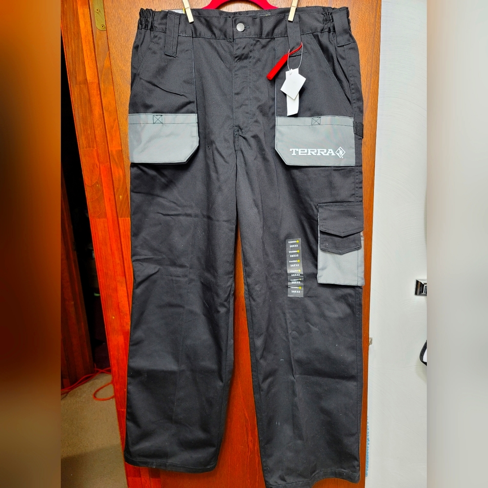 NWT.  Terra brand men's work pants.  Size 38x32.  (482)